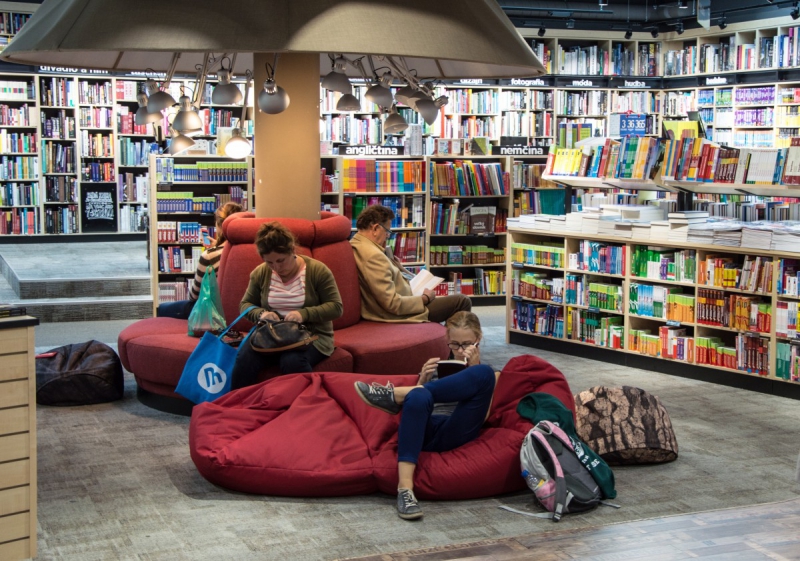 vitrine-LE LUC-min_books_bookstore_book_reader_readers_reading_shop_sale_books-849006