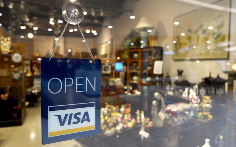 vitrine-LE LUC-min_open_sign_visa_sign_open_store_sign_visa_credit_card_business-810443