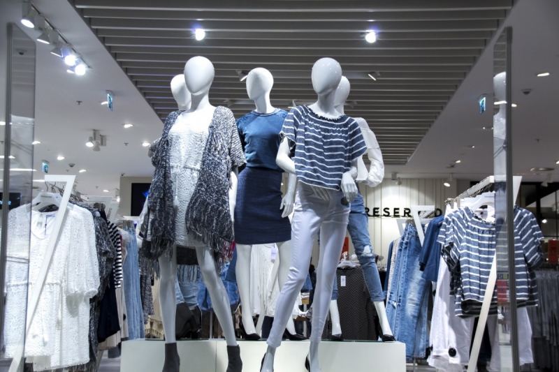 vitrine-LE LUC-min_shopping_mall_shop_windows_fashionable_clothes_feminine_weakness_the_temptation_slender_women_mannequin_lifestyle-1044785