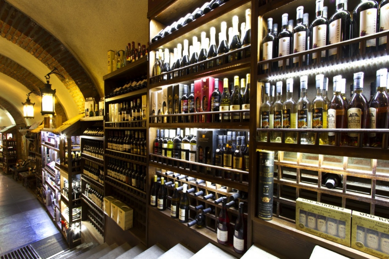 vitrine-LE LUC-min_world_street_travel_shop_canon_georgia_wine_bottles-429767